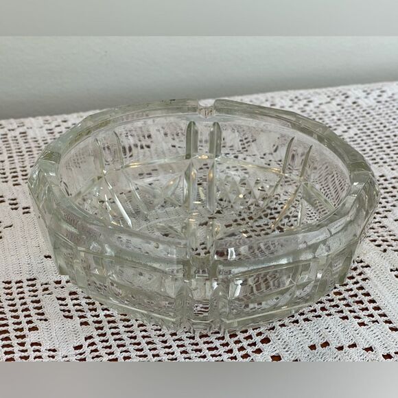 Vintage round glass cigarettes ashtray || Vintage Crystal cut style ashtray - Picture 8 of 13
